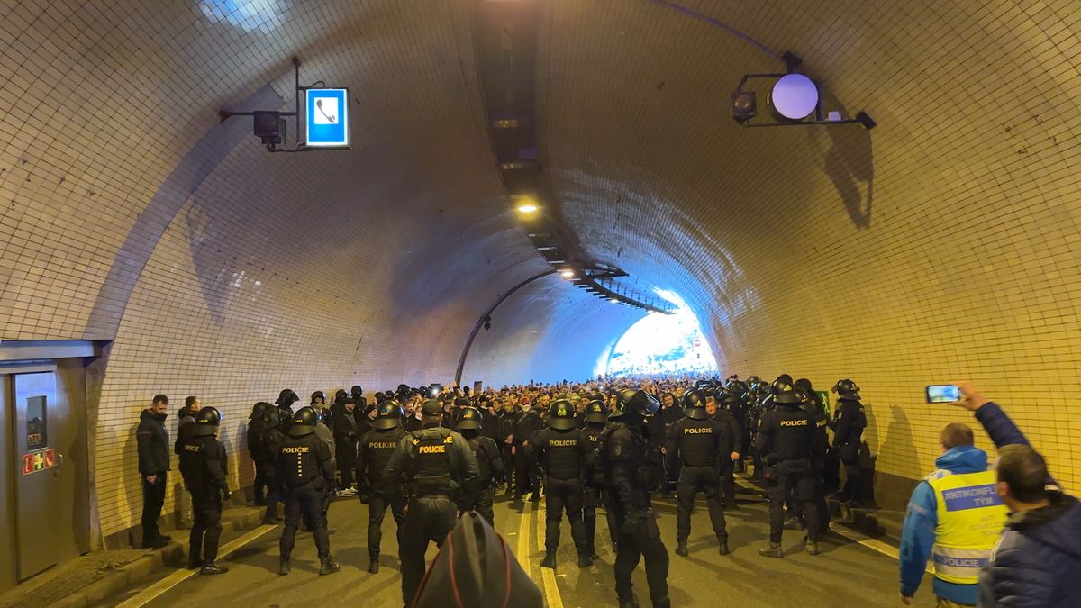 Policie zadržela 13 lidí, ještě než vypuklo derby mezi Spartou a Slavií